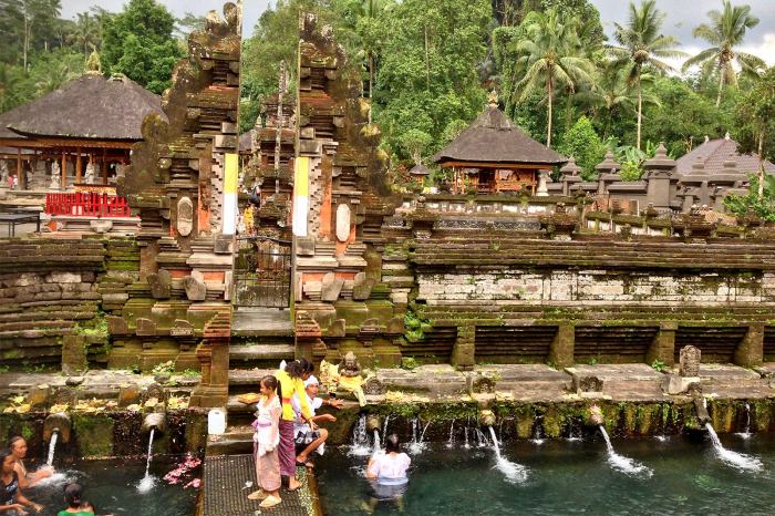 Empul tirta ubud tanah lot tour wandernesia spiritual healing place